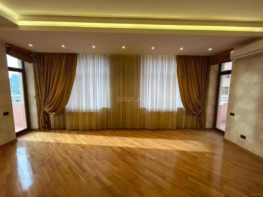 Satılır 4 otaqlı mənzil 215 m²