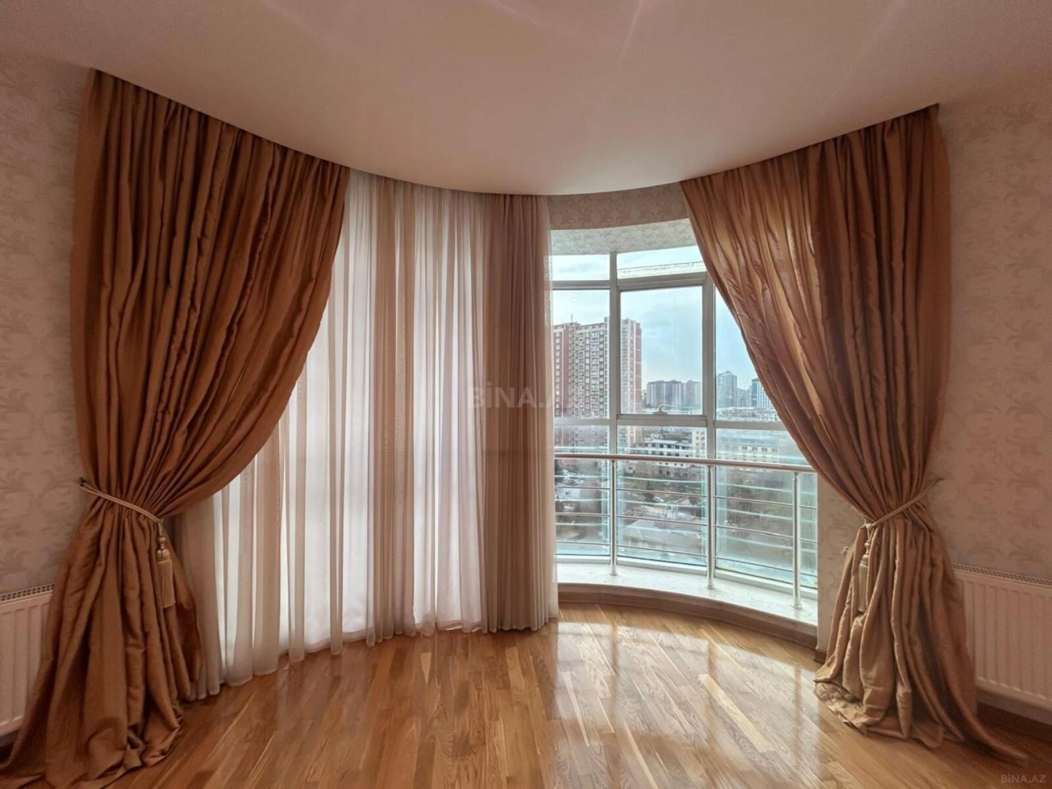 Satılır 4 otaqlı mənzil 215 m²