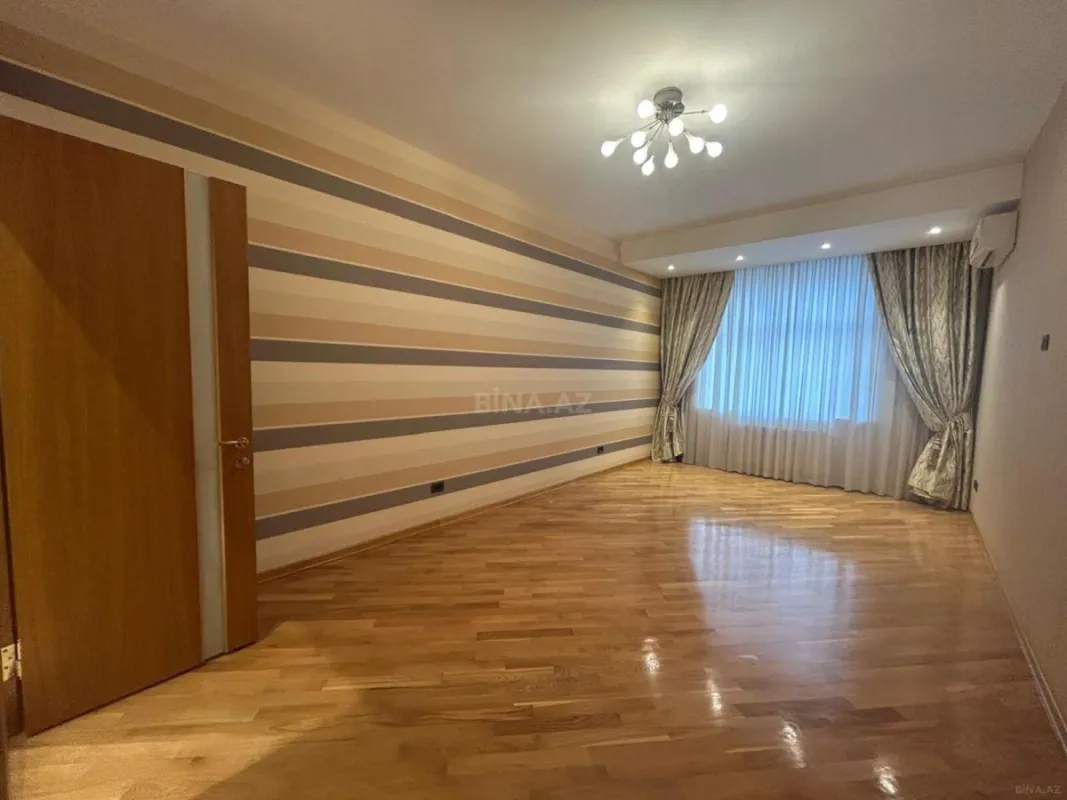 Satılır 4 otaqlı mənzil 215 m²