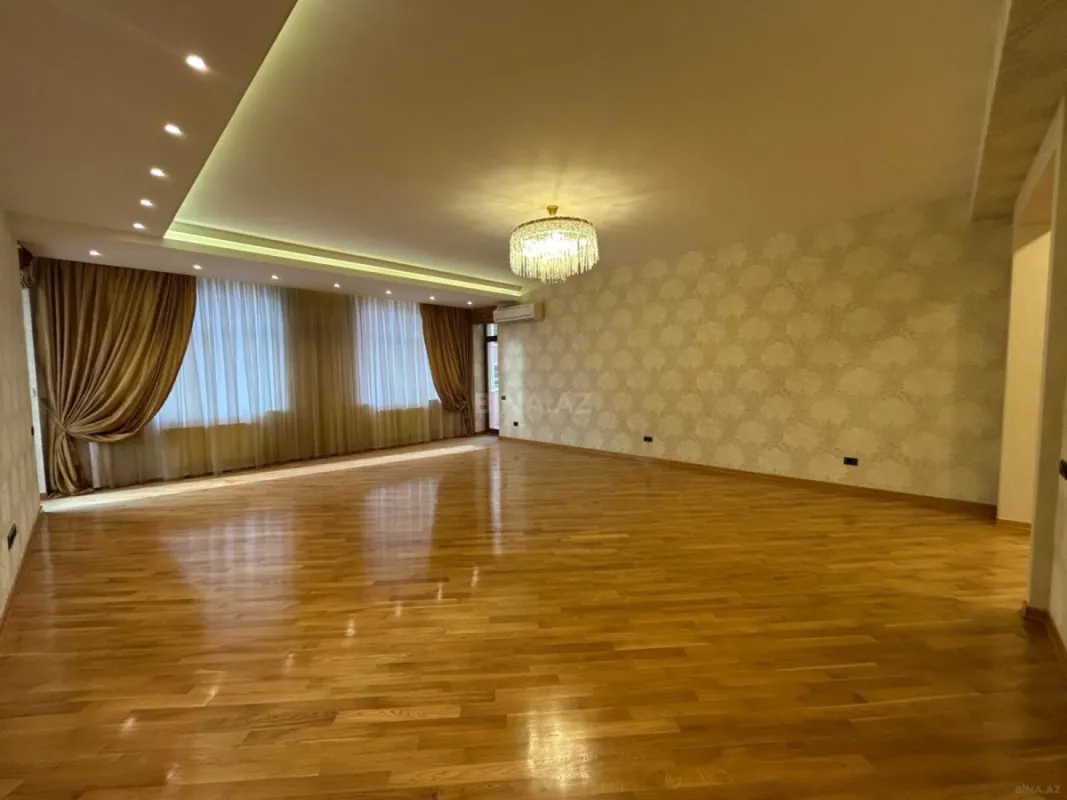 Satılır 4 otaqlı mənzil 215 m²