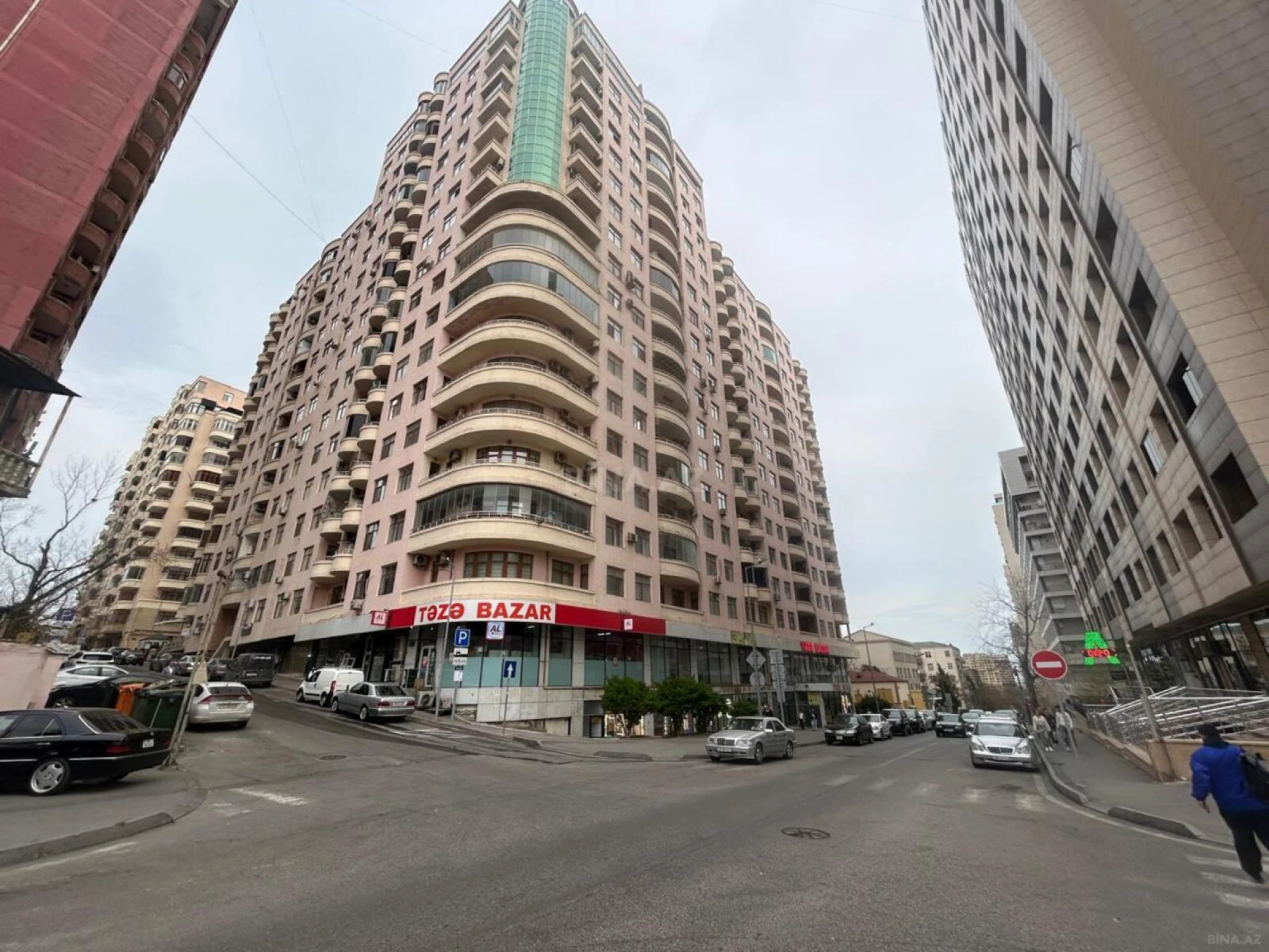 Satılır 4 otaqlı mənzil 215 m²
