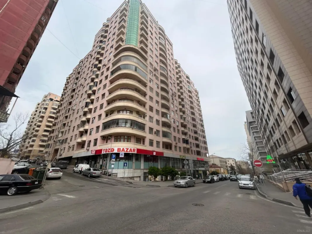 Satılır 4 otaqlı mənzil 215 m²