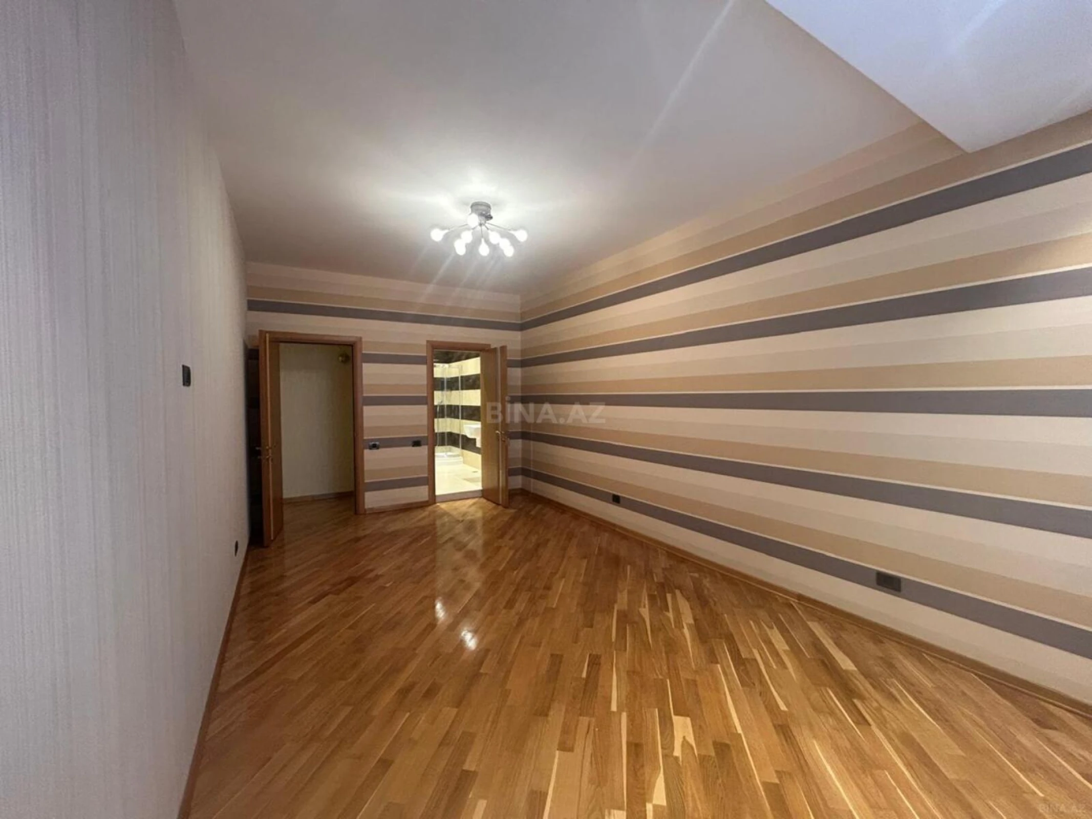 Satılır 4 otaqlı mənzil 215 m²