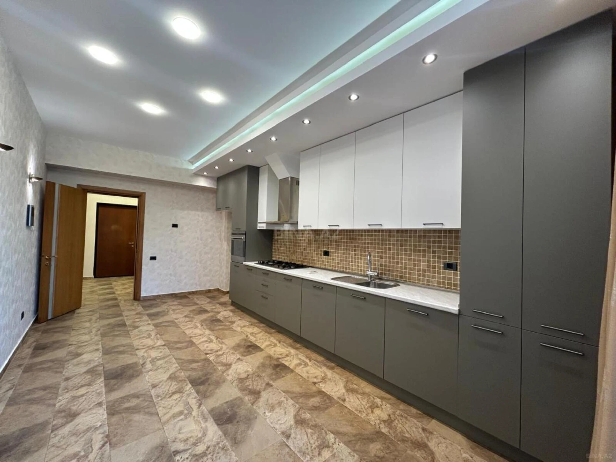Satılır 4 otaqlı mənzil 215 m²
