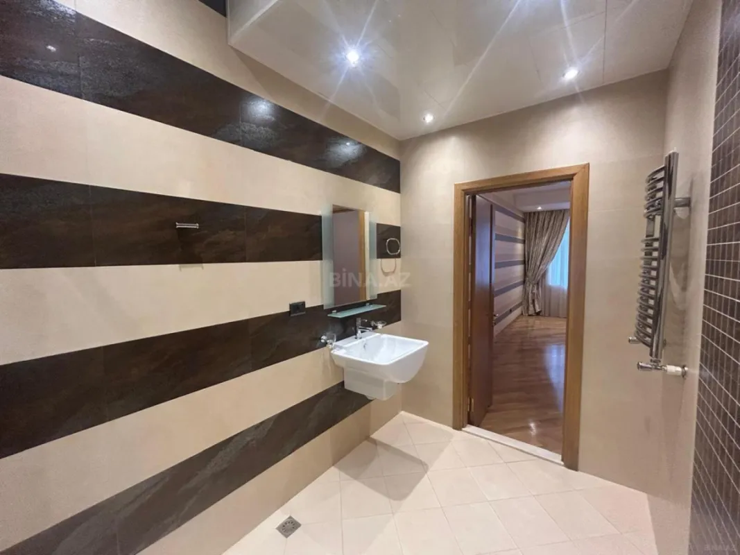 Satılır 4 otaqlı mənzil 215 m²