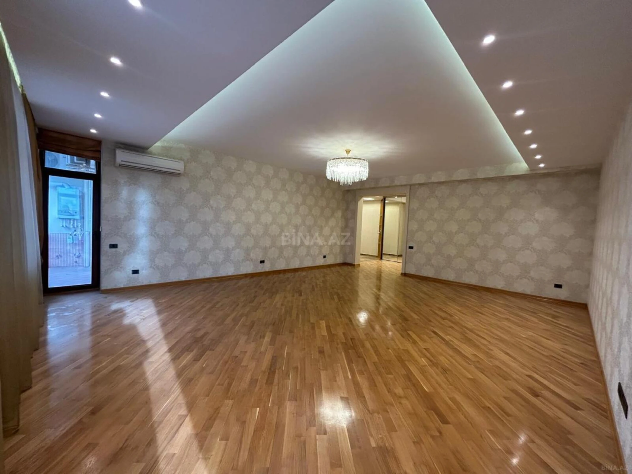 Satılır 4 otaqlı mənzil 215 m²