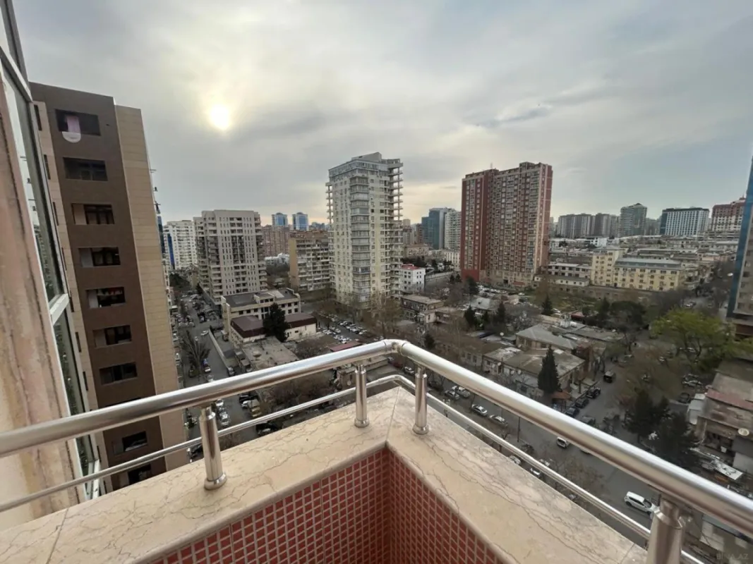 Satılır 4 otaqlı mənzil 215 m²