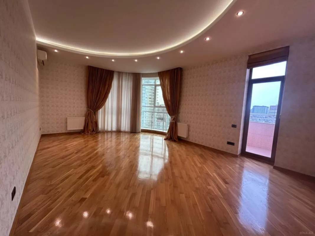 Satılır 4 otaqlı mənzil 215 m²