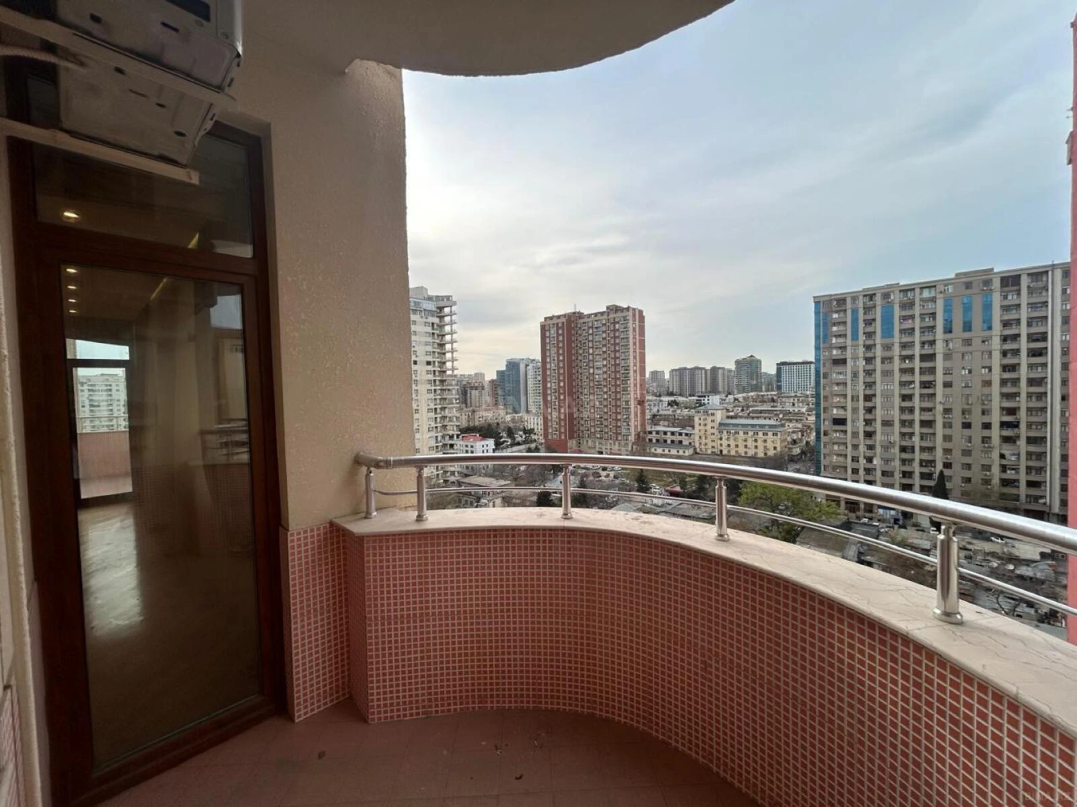Satılır 4 otaqlı mənzil 215 m²