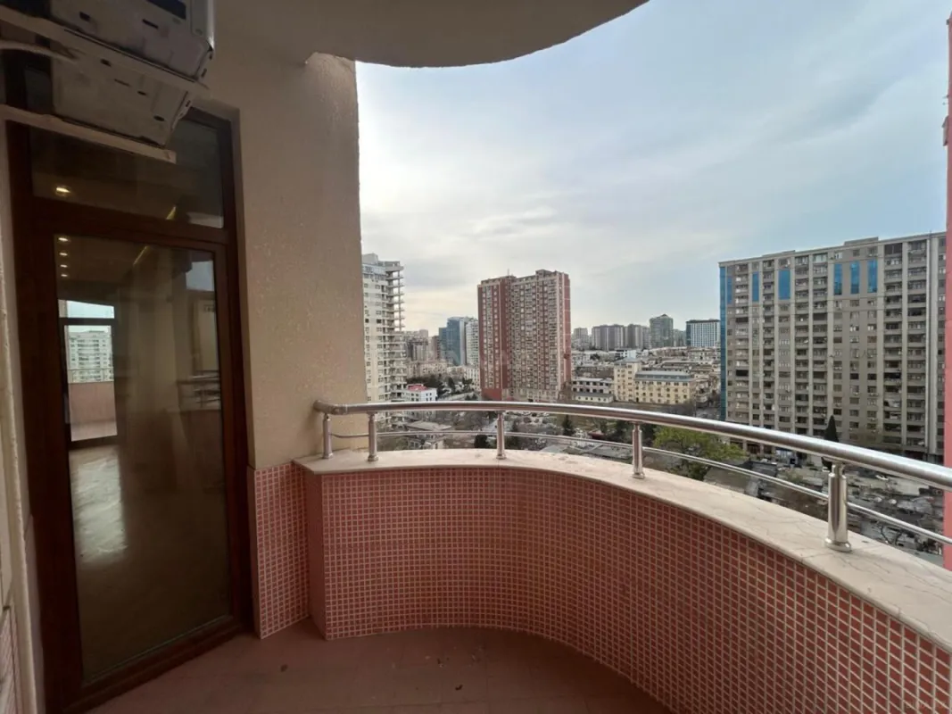 Satılır 4 otaqlı mənzil 215 m²