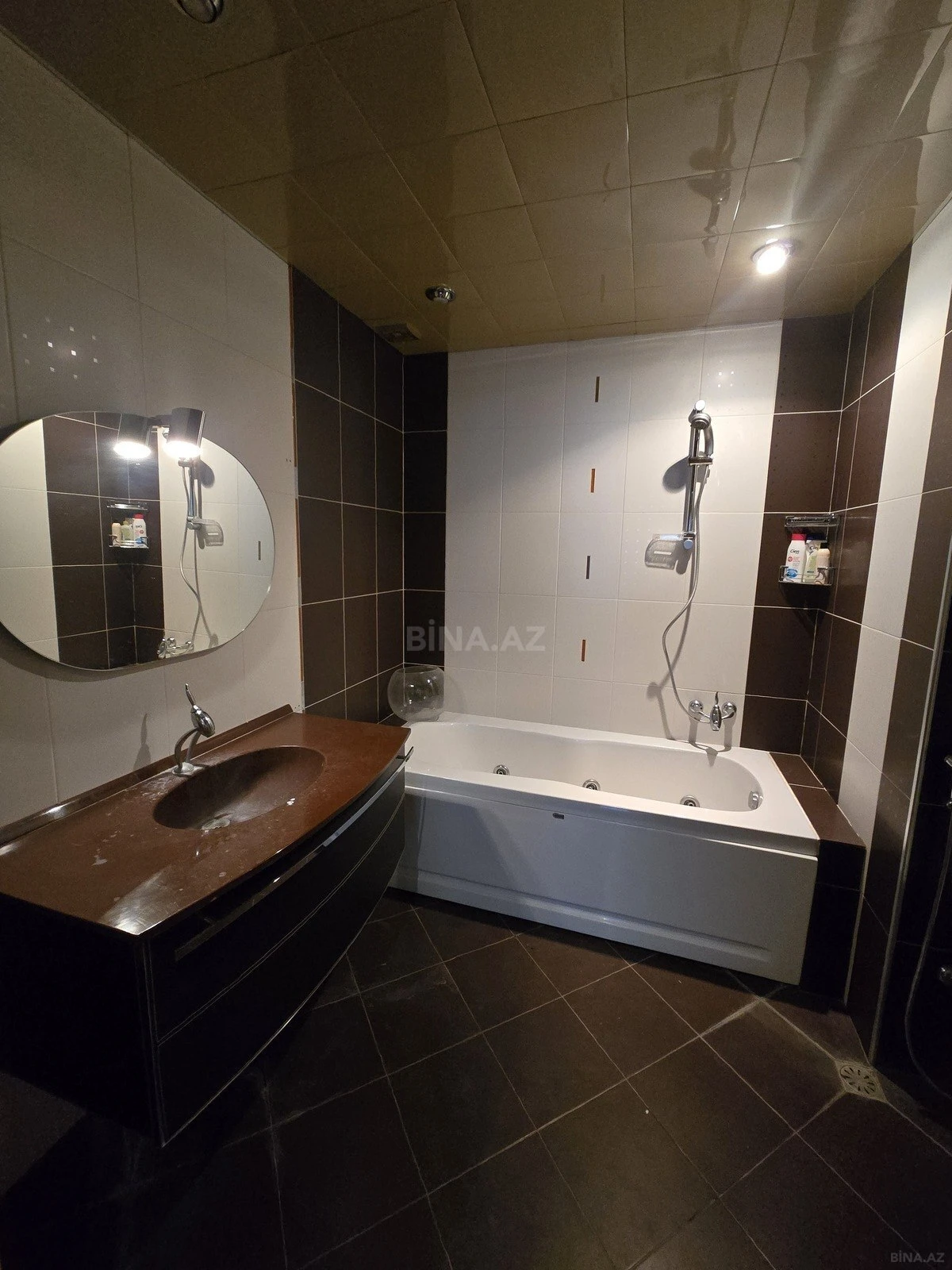 Satılır 3 otaqlı mənzil 143 m²