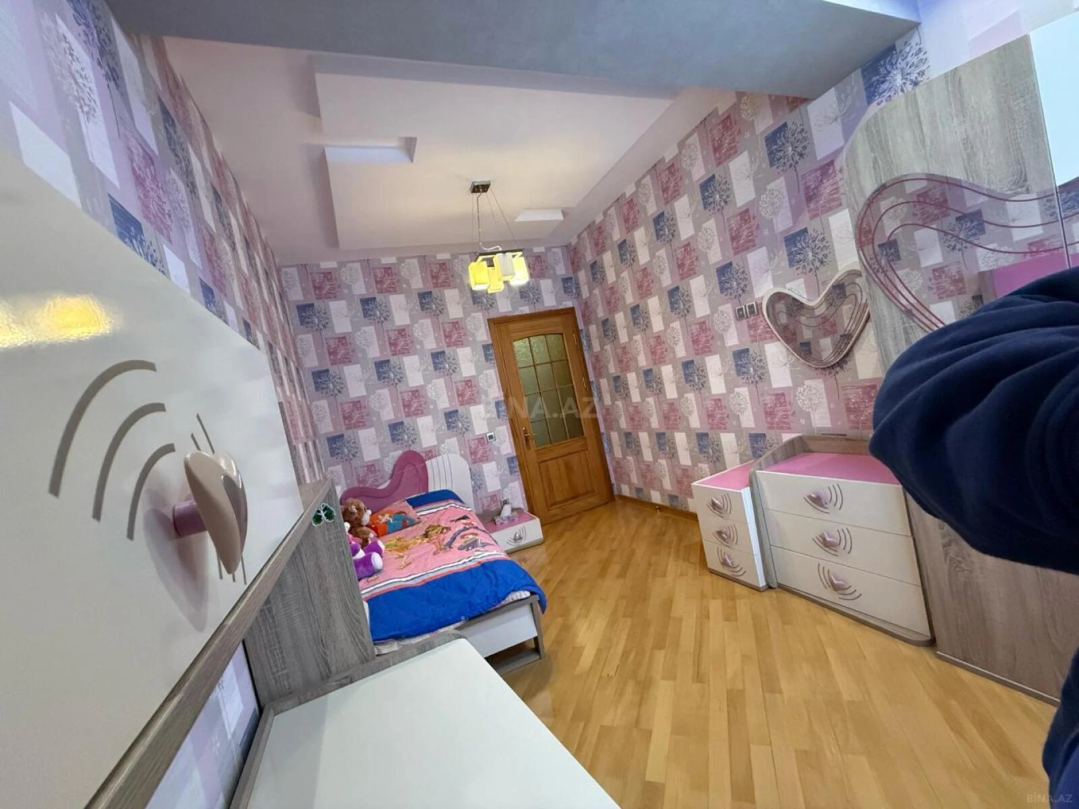 Kirayə verilir 4 otaqlı mənzil 145 m²