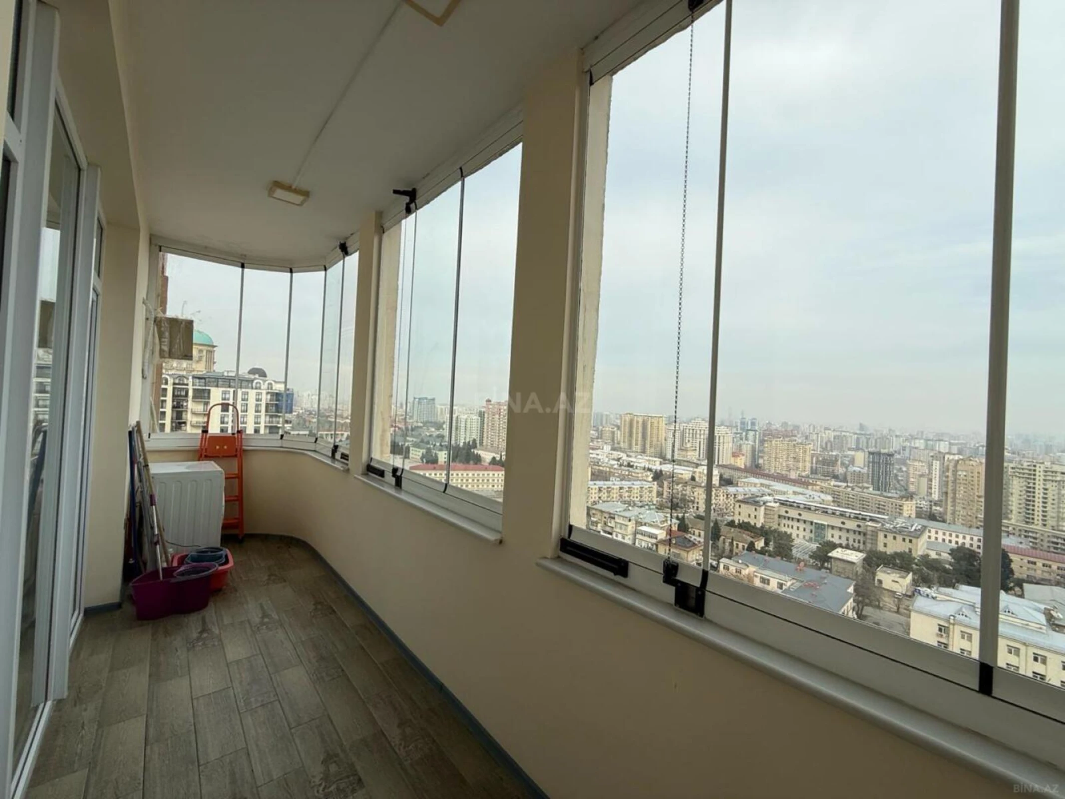 Kirayə verilir 4 otaqlı mənzil 145 m²