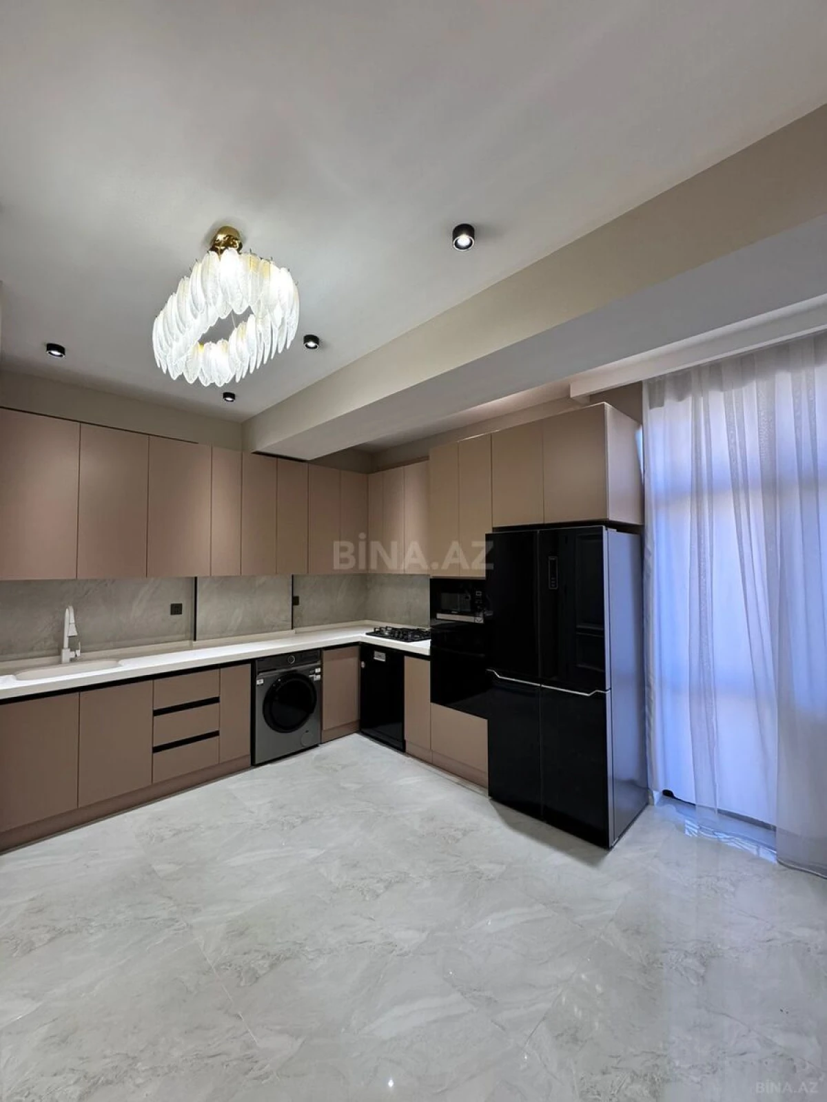 Satılır 4 otaqlı mənzil 140 m²