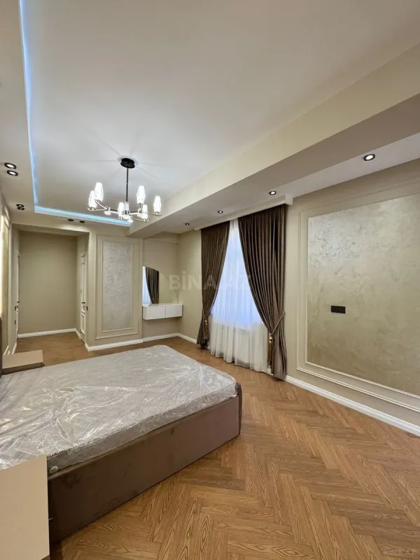 Satılır 4 otaqlı mənzil 140 m²