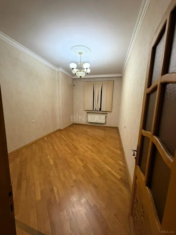 Satılır 4 otaqlı mənzil 175 m²
