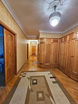 Satılır 3 otaqlı mənzil 135 m²