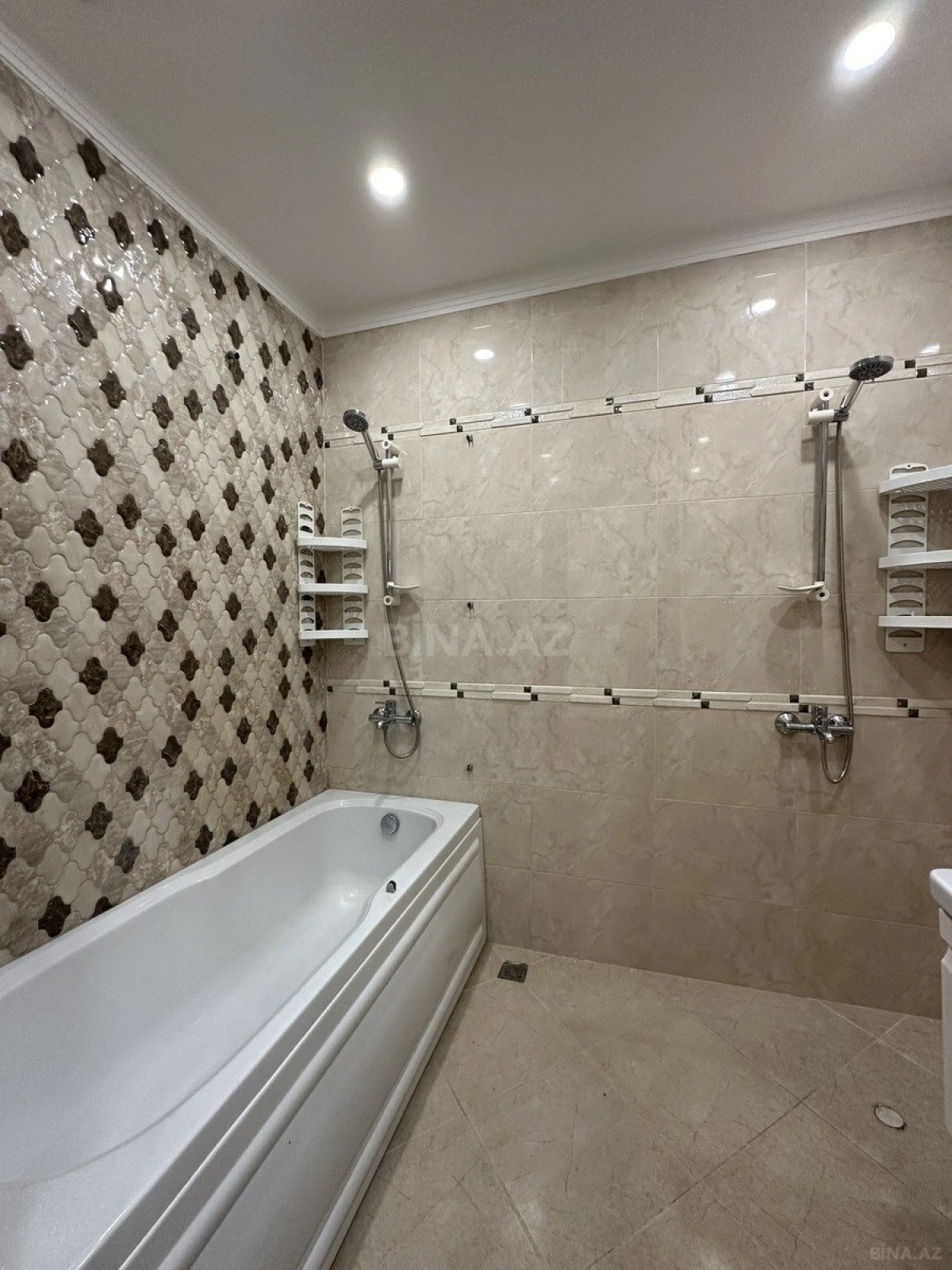 Satılır 3 otaqlı mənzil 136 m²