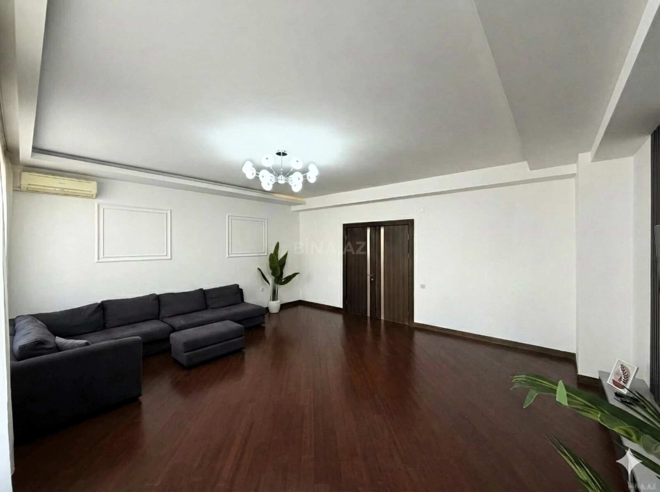 Satılır 3 otaqlı mənzil 136 m²