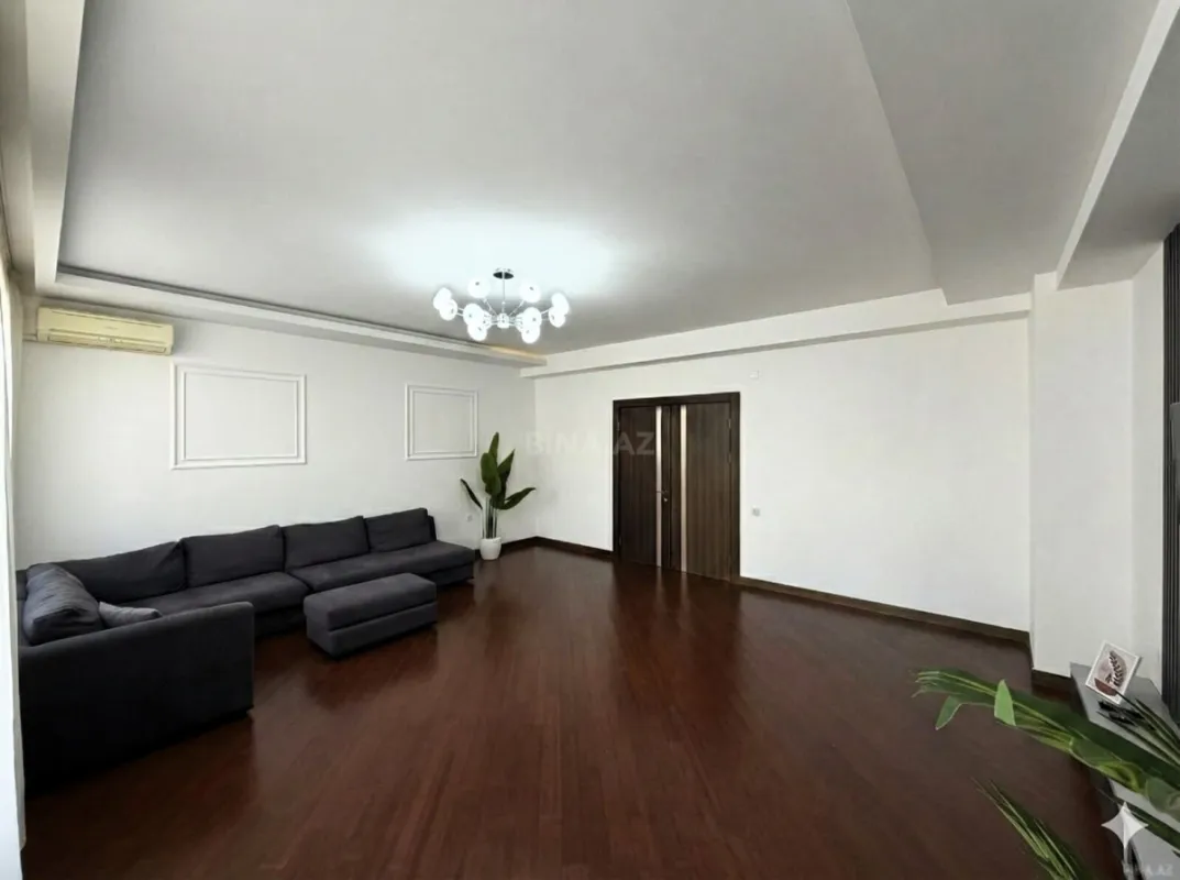 Satılır 3 otaqlı mənzil 136 m²