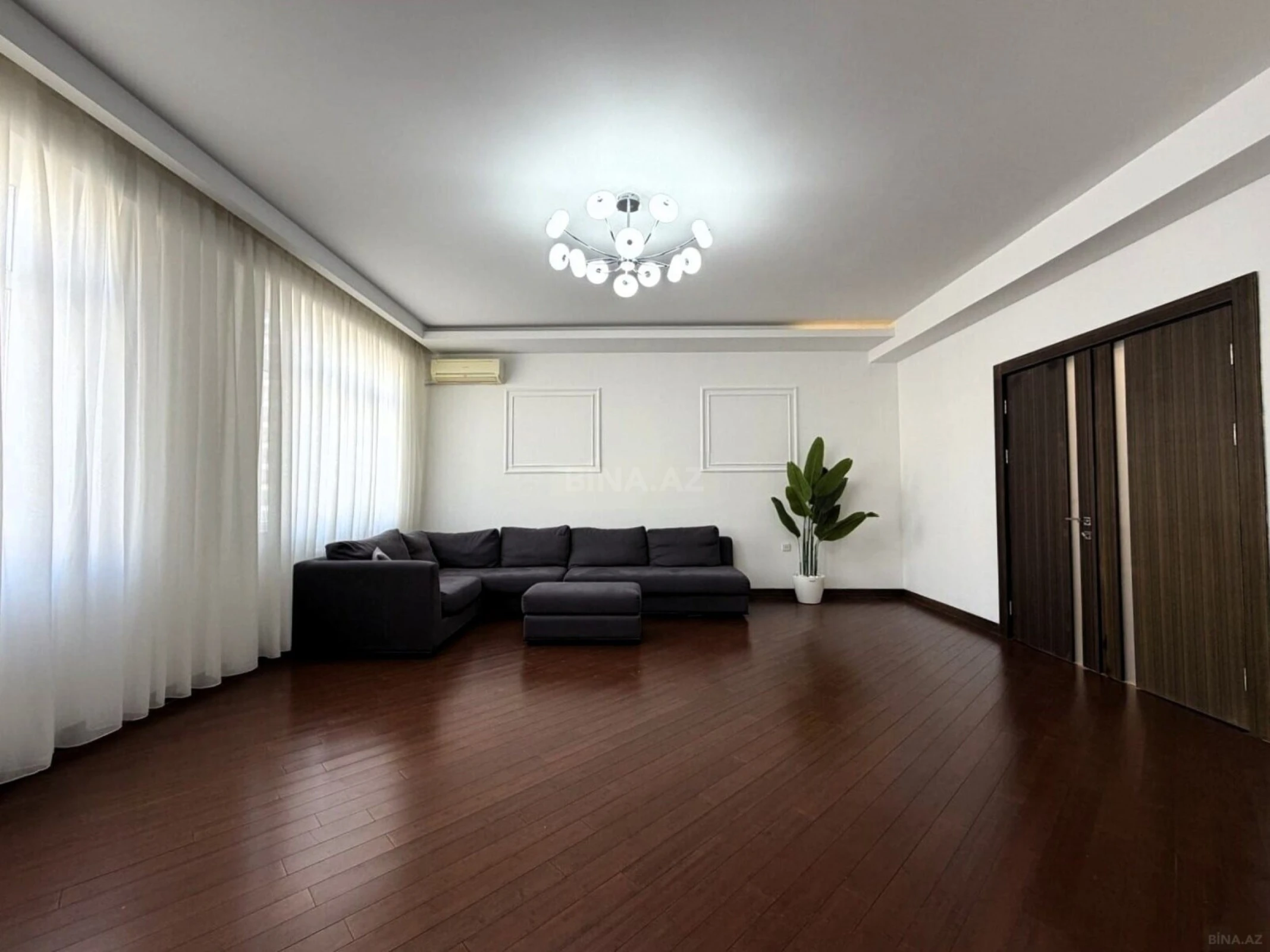 Satılır 3 otaqlı mənzil 136 m²