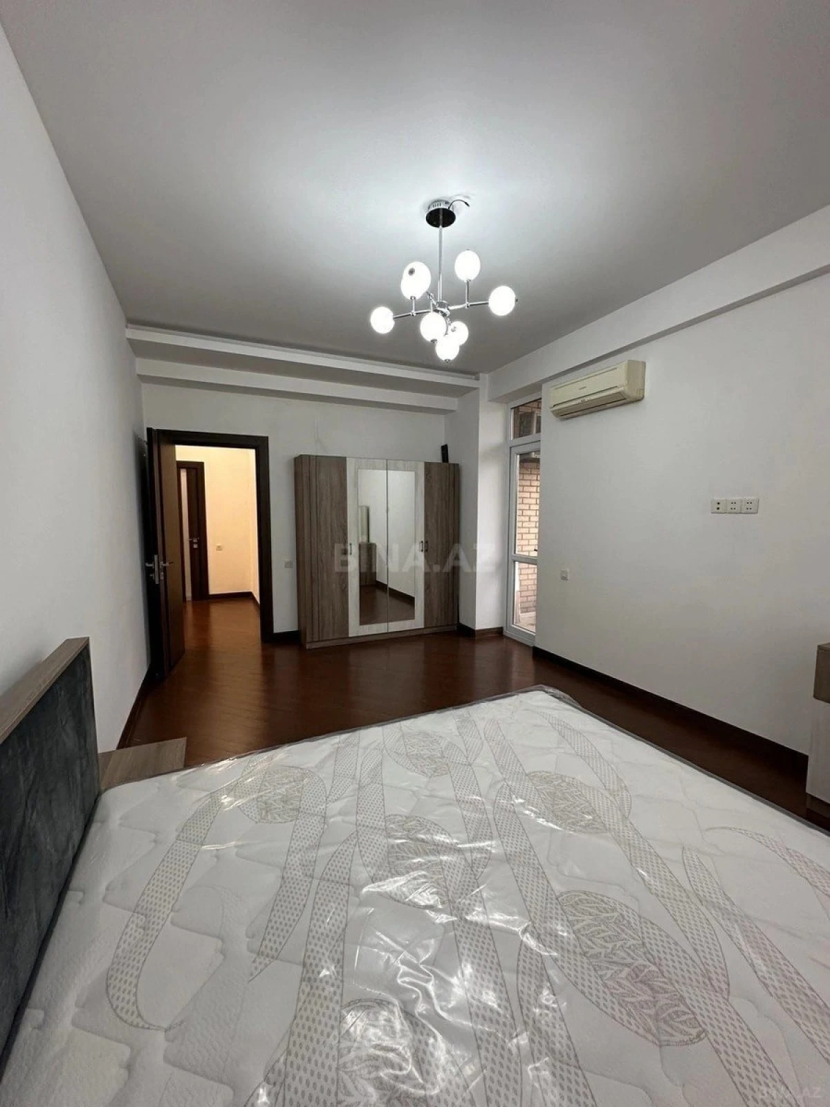 Satılır 3 otaqlı mənzil 136 m²