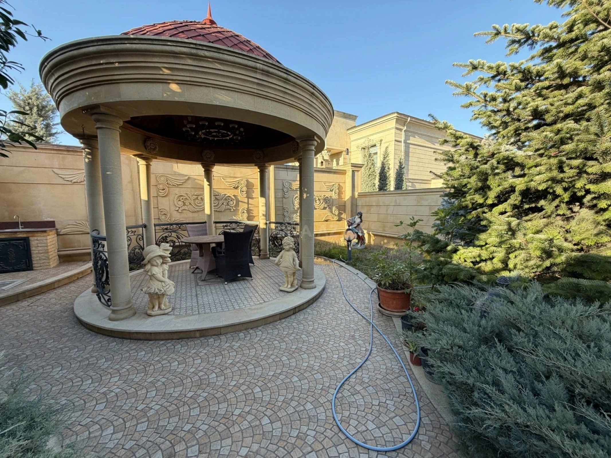 Satılır 6 otaqlı həyət evi 550 m²