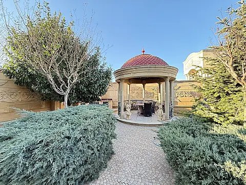 Satılır 6 otaqlı həyət evi 550 m²