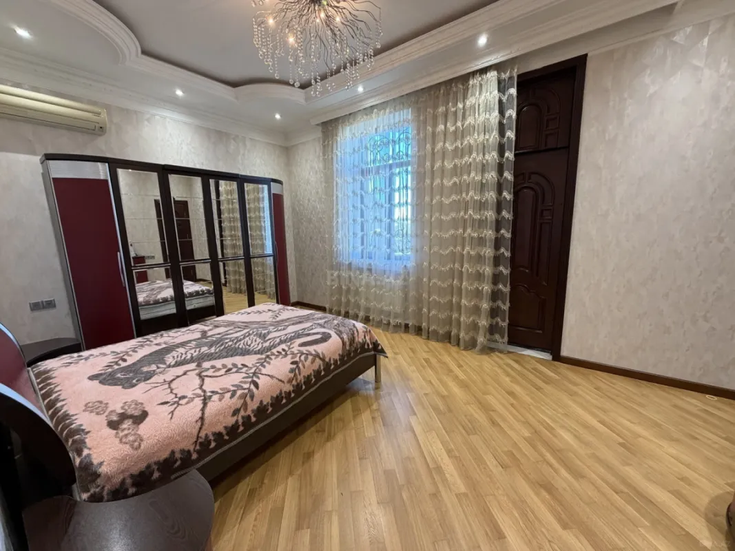 Satılır 6 otaqlı həyət evi 550 m²