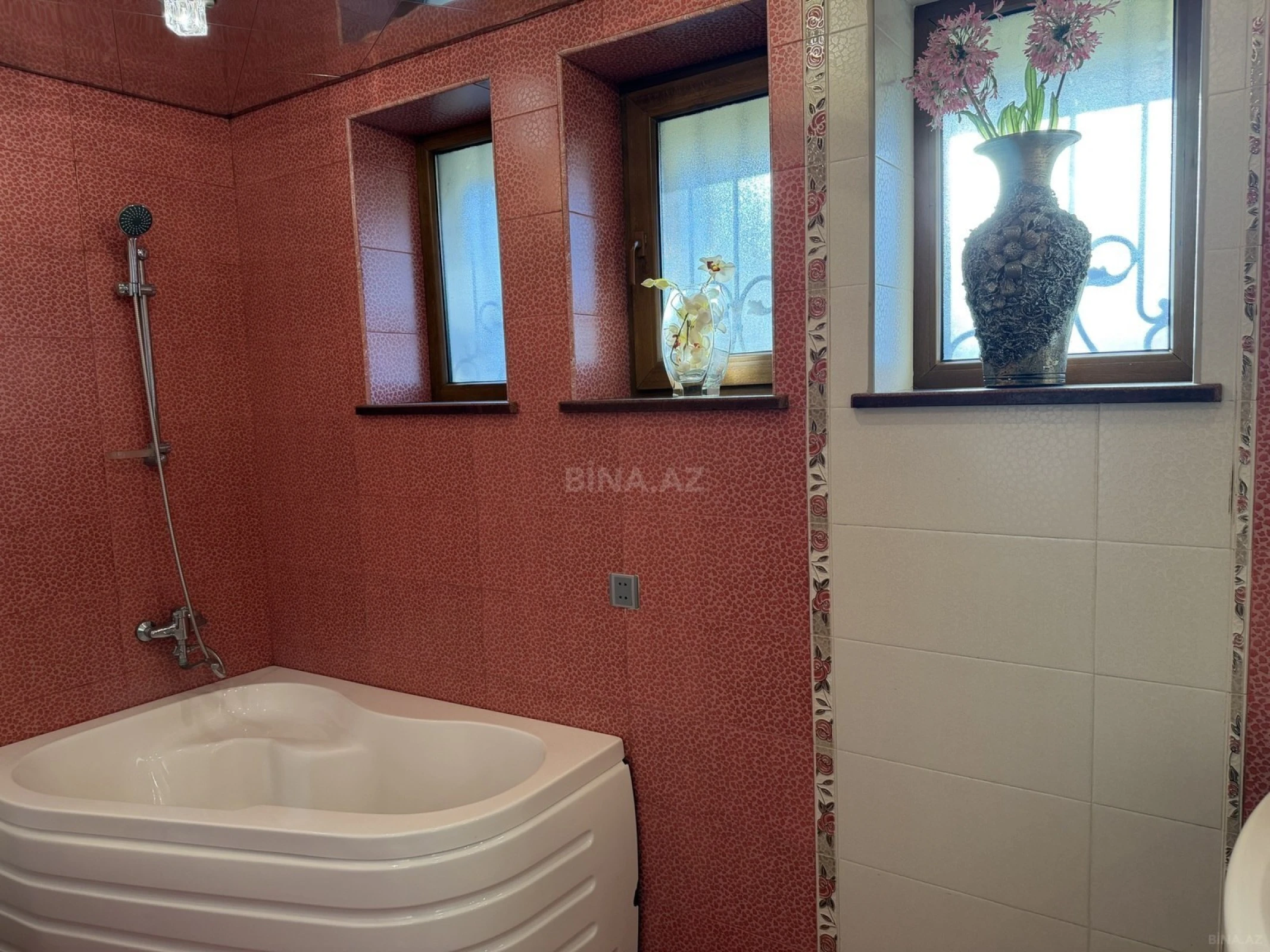 Satılır 6 otaqlı həyət evi 550 m²