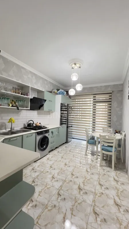 Satılır 2 otaqlı mənzil 82 m²