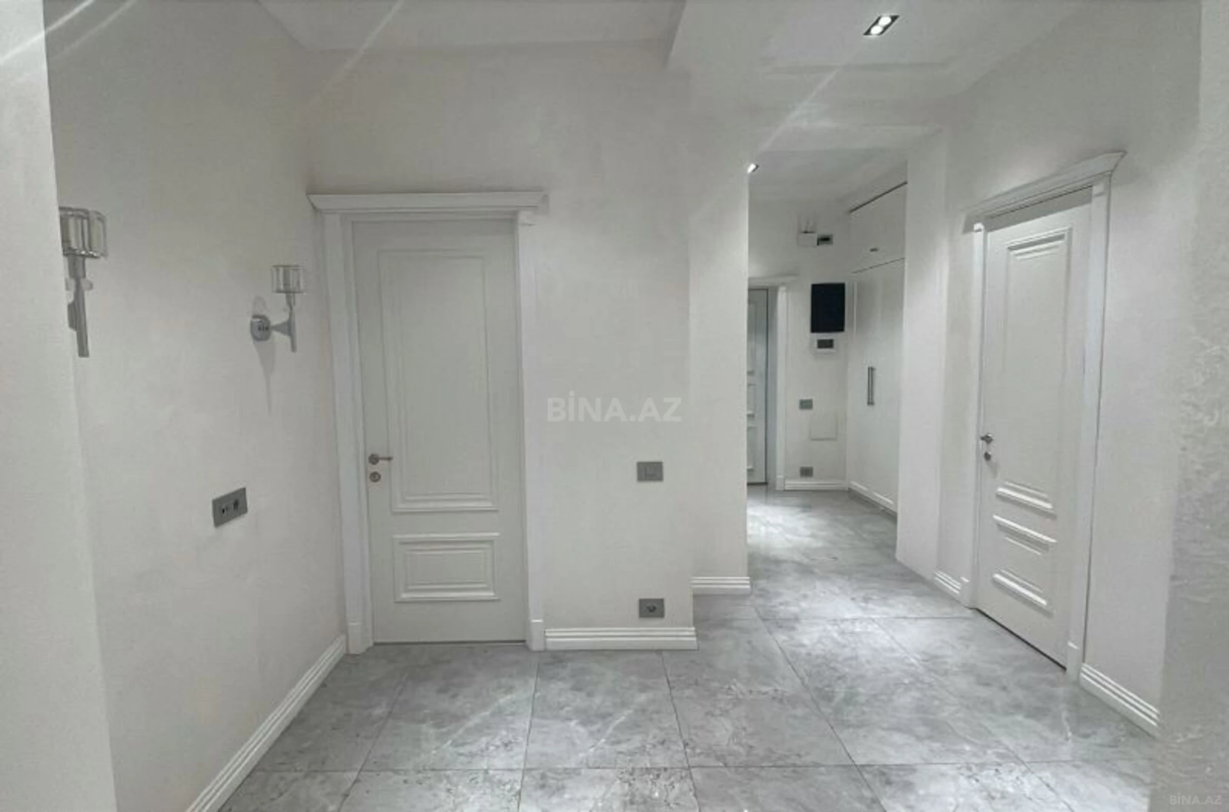 Satılır 3 otaqlı mənzil 135 m²