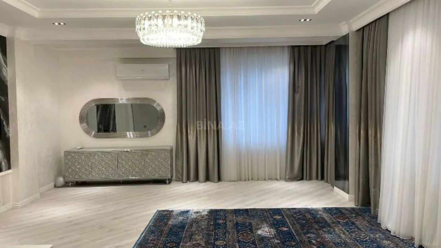 Satılır 3 otaqlı mənzil 135 m²