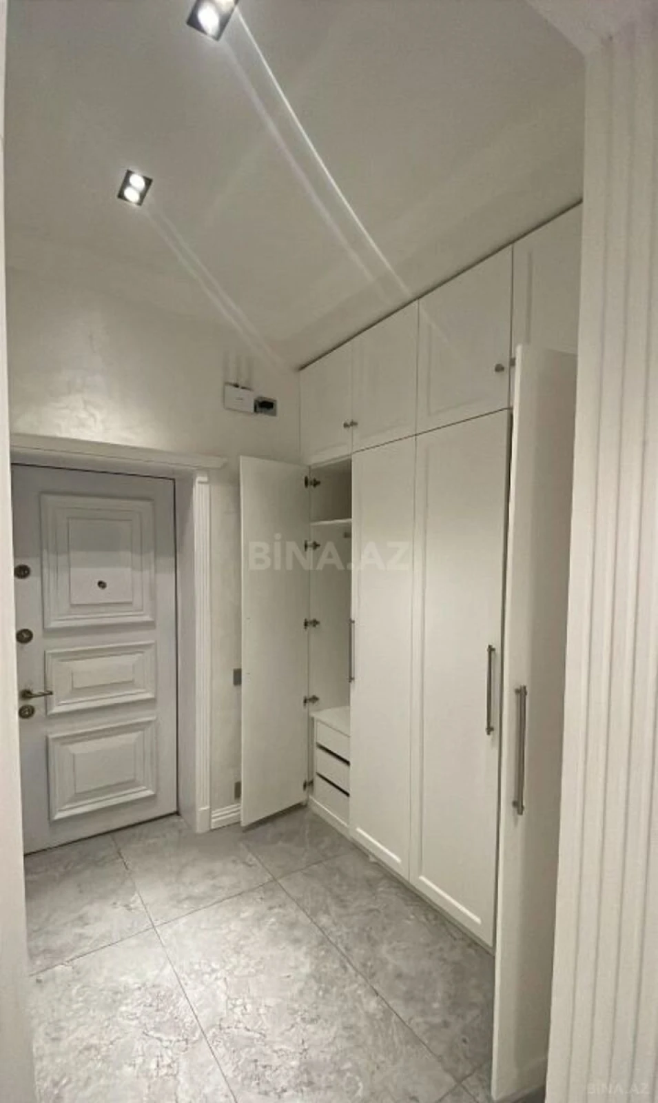 Satılır 3 otaqlı mənzil 135 m²