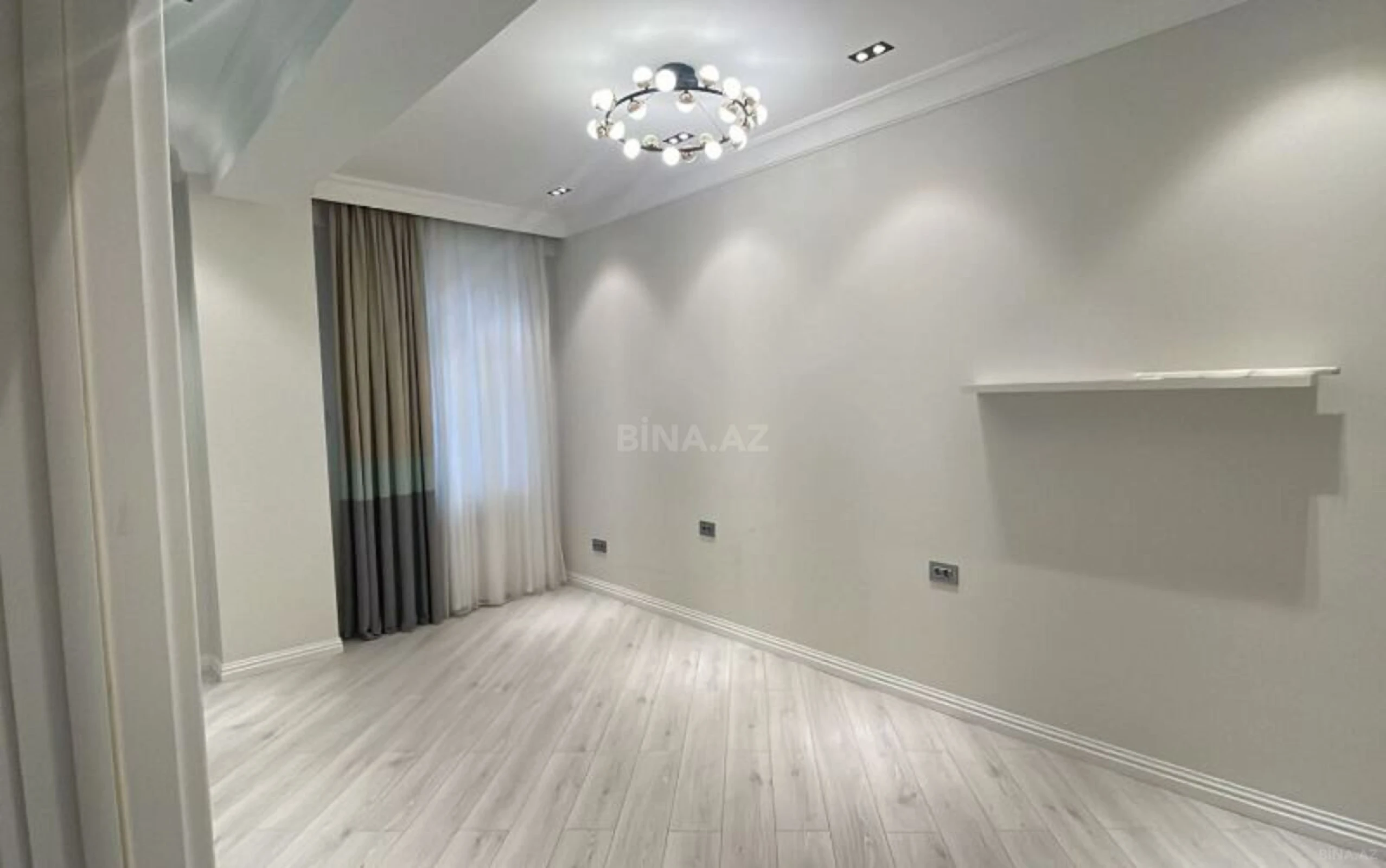Satılır 3 otaqlı mənzil 135 m²