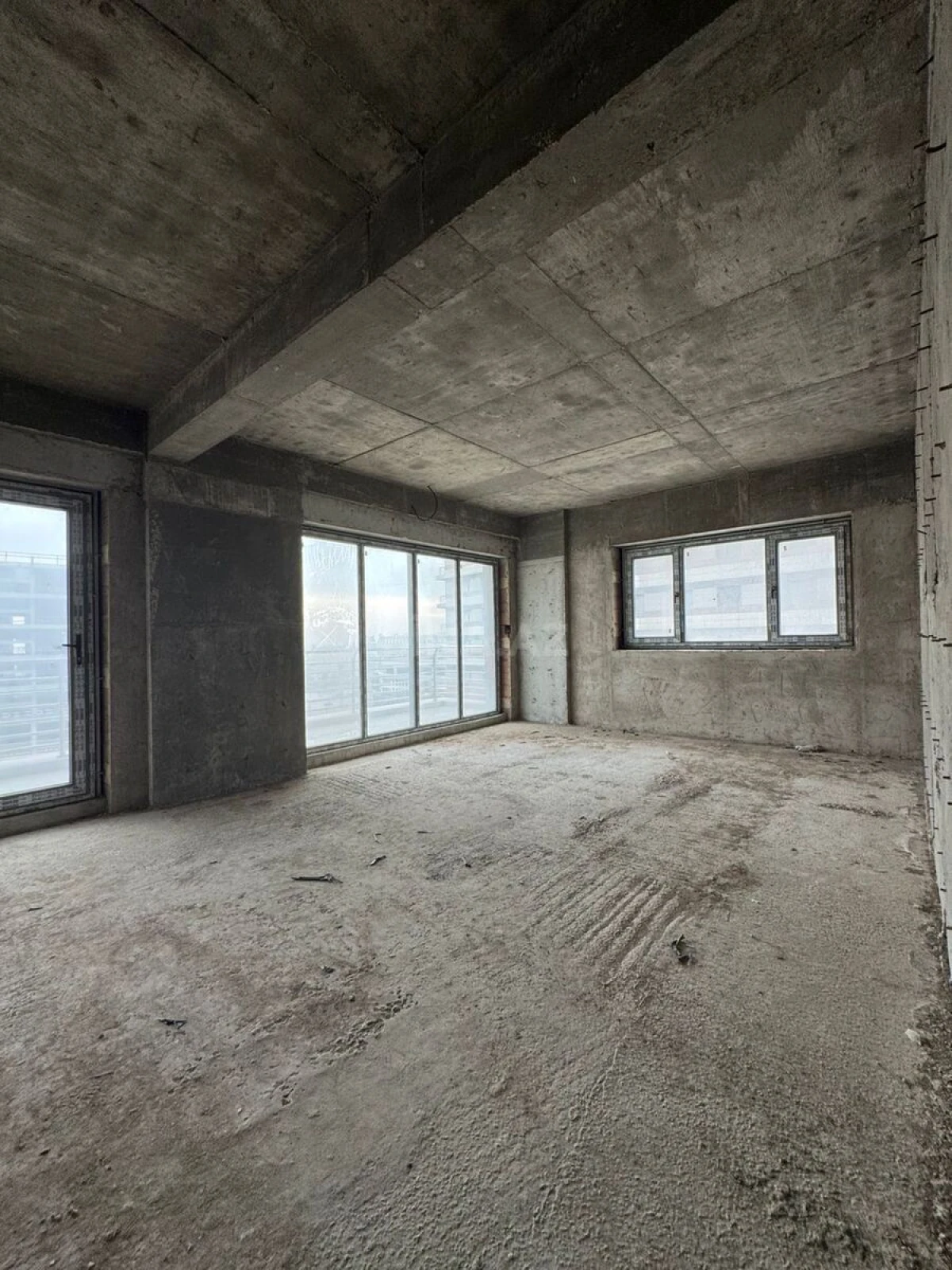 Satılır 4 otaqlı mənzil 190 m²