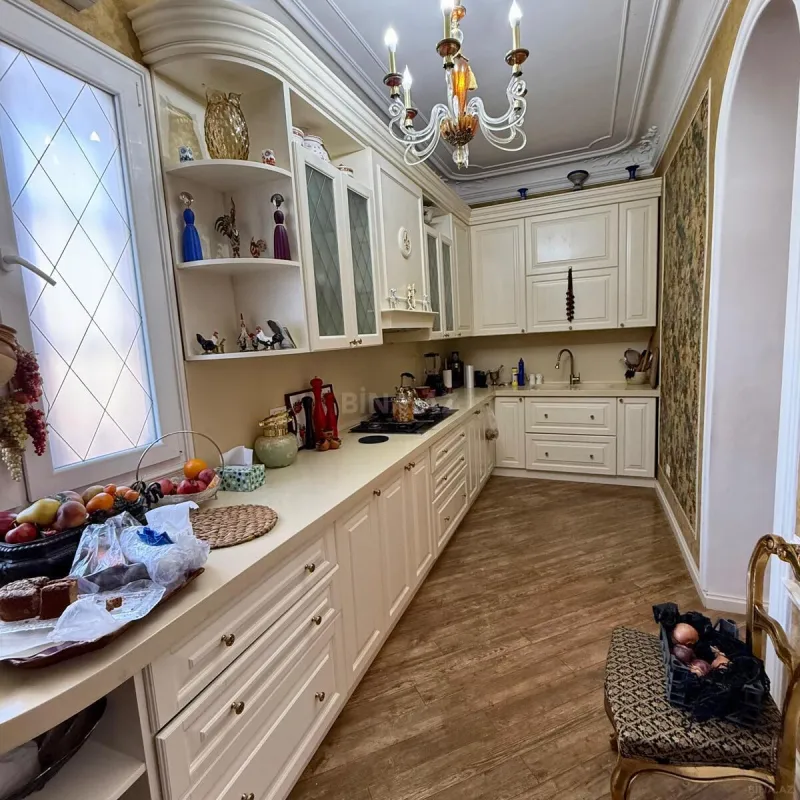 Satılır 5 otaqlı mənzil 169 m²