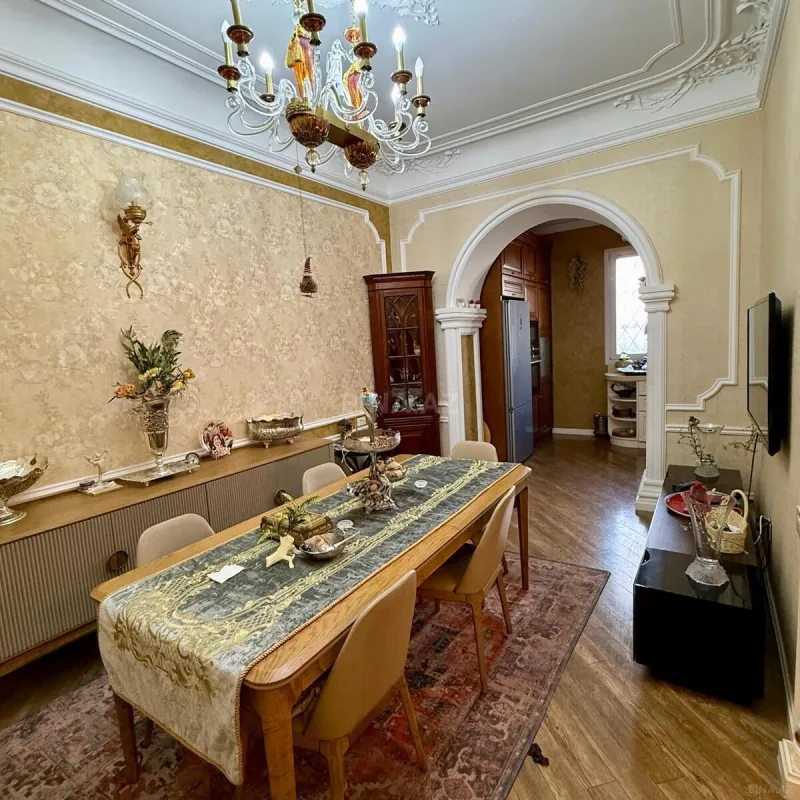 Satılır 5 otaqlı mənzil 169 m²