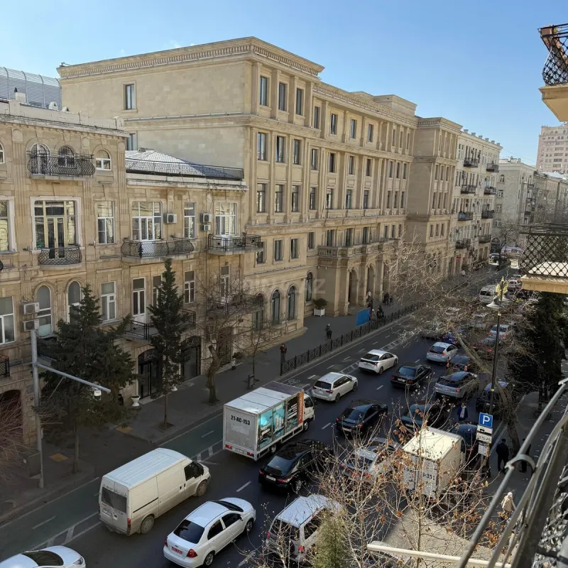 Satılır 5 otaqlı mənzil 169 m²