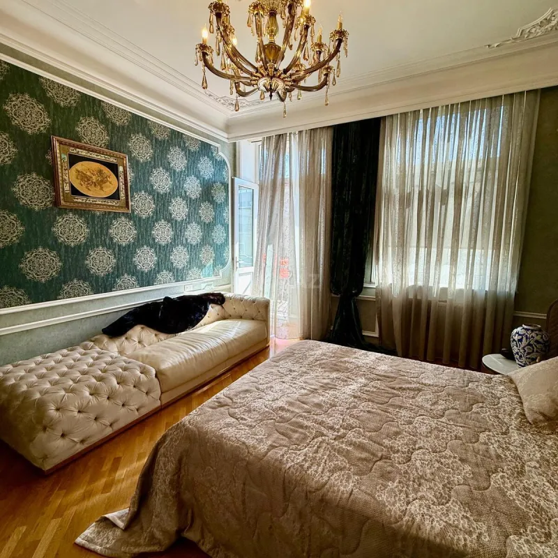 Satılır 5 otaqlı mənzil 169 m²