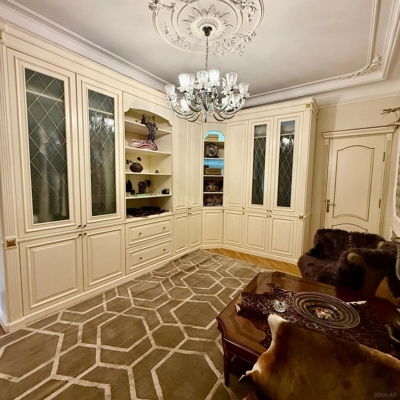Satılır 5 otaqlı mənzil 169 m²