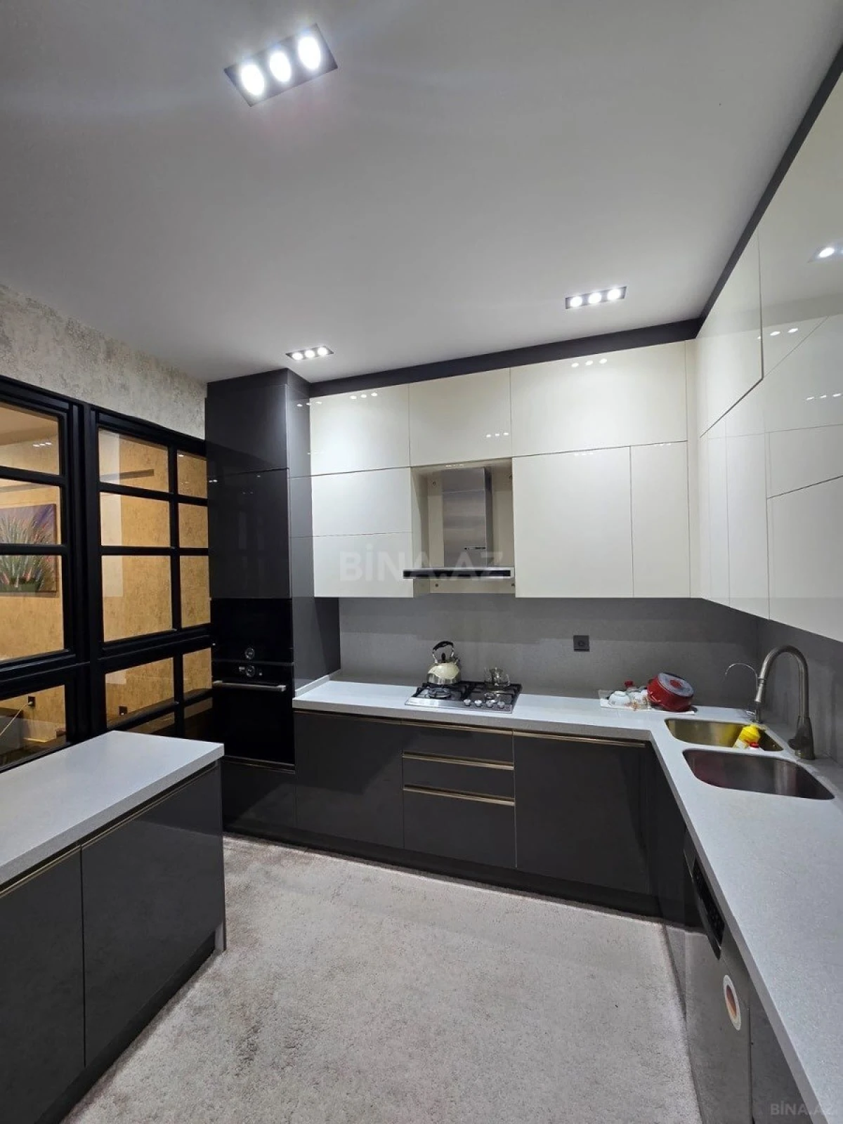 Kirayə verilir 4 otaqlı mənzil 150 m²