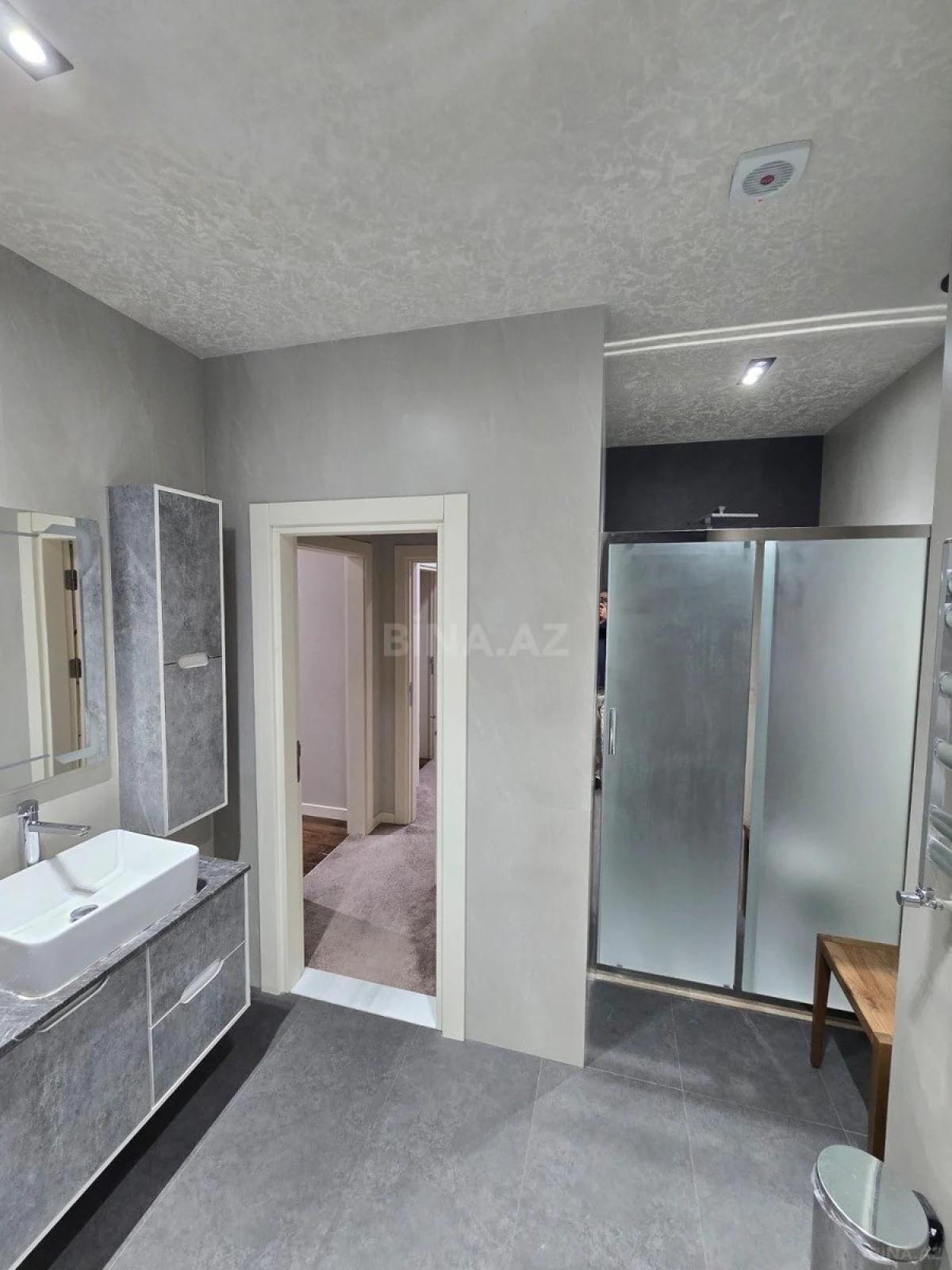 Kirayə verilir 4 otaqlı mənzil 150 m²