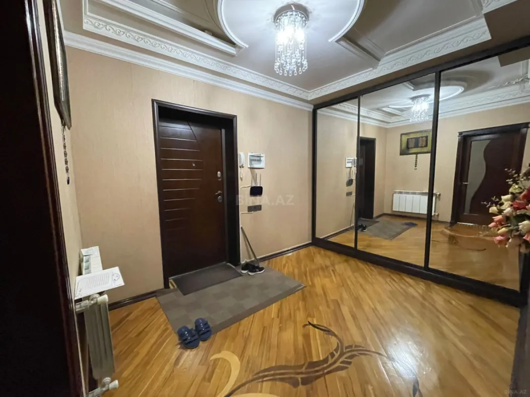 Satılır 4 otaqlı mənzil 140 m²
