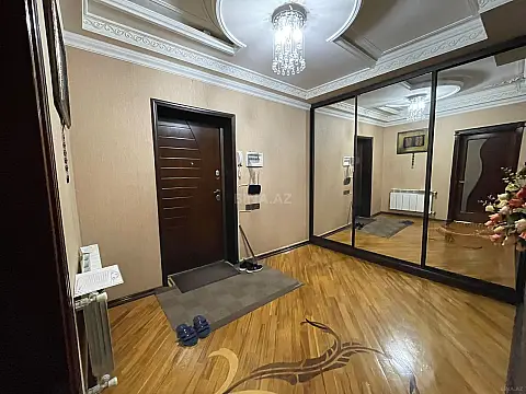 Satılır 4 otaqlı mənzil 140 m²