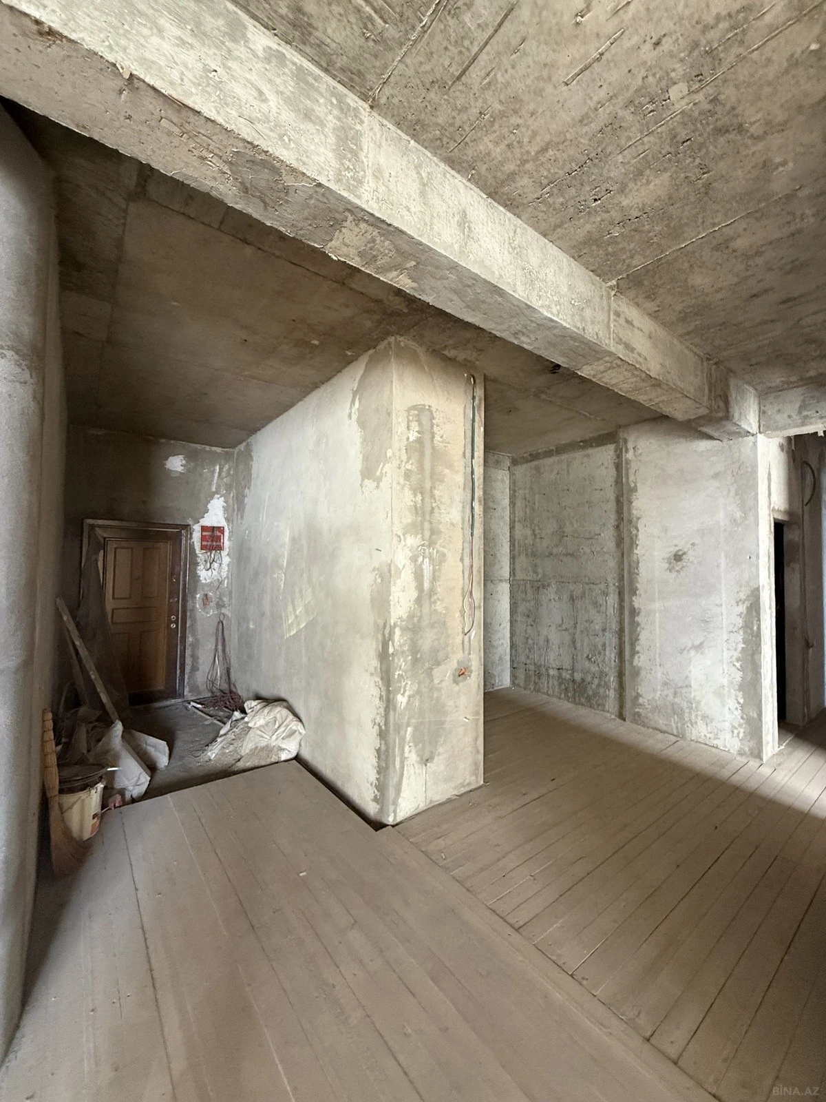 Satılır 4 otaqlı mənzil 181 m²