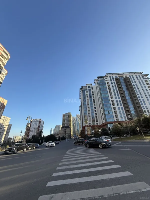 Satılır 4 otaqlı mənzil 181 m²