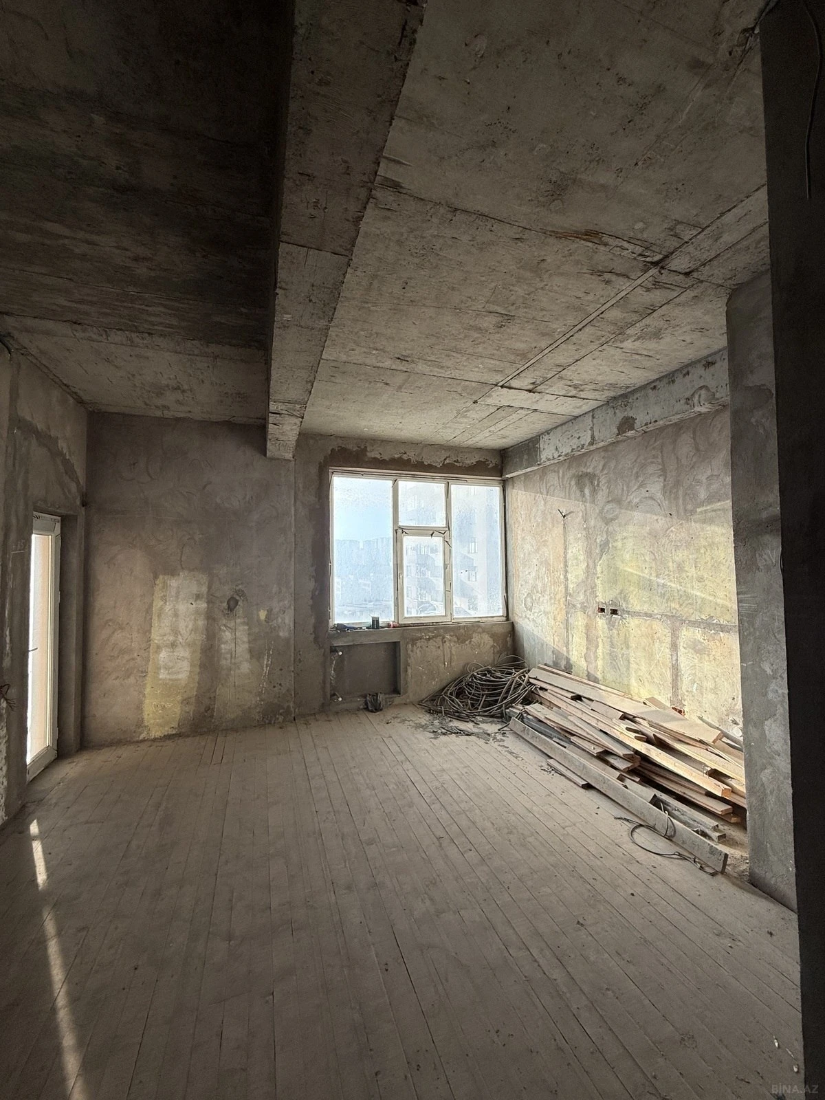 Satılır 4 otaqlı mənzil 181 m²