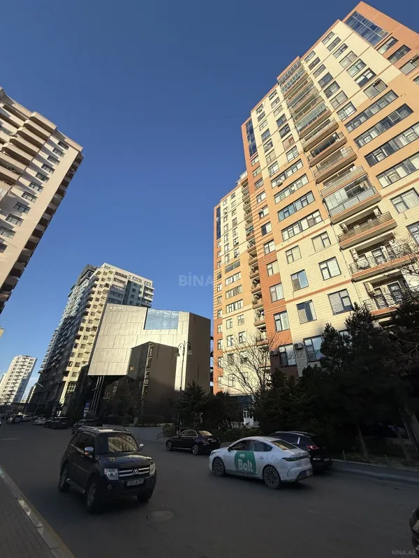 Satılır 4 otaqlı mənzil 181 m²