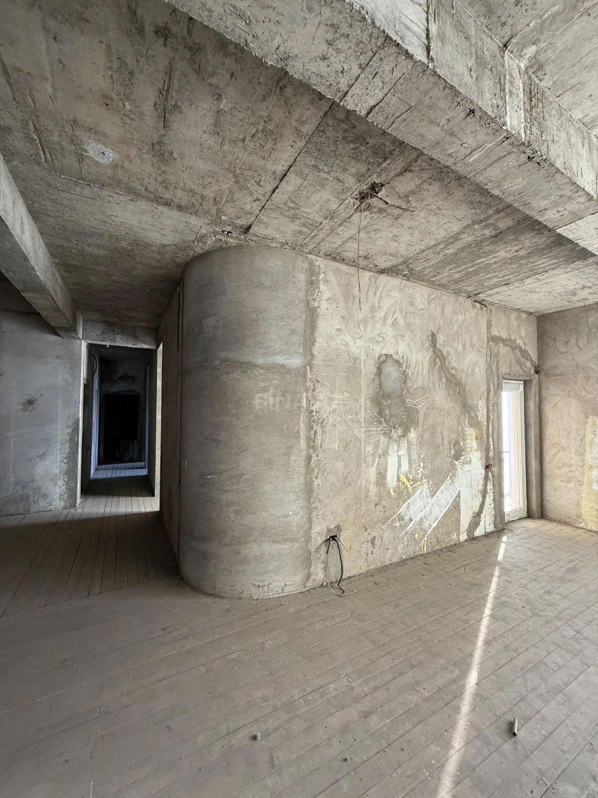 Satılır 4 otaqlı mənzil 181 m²